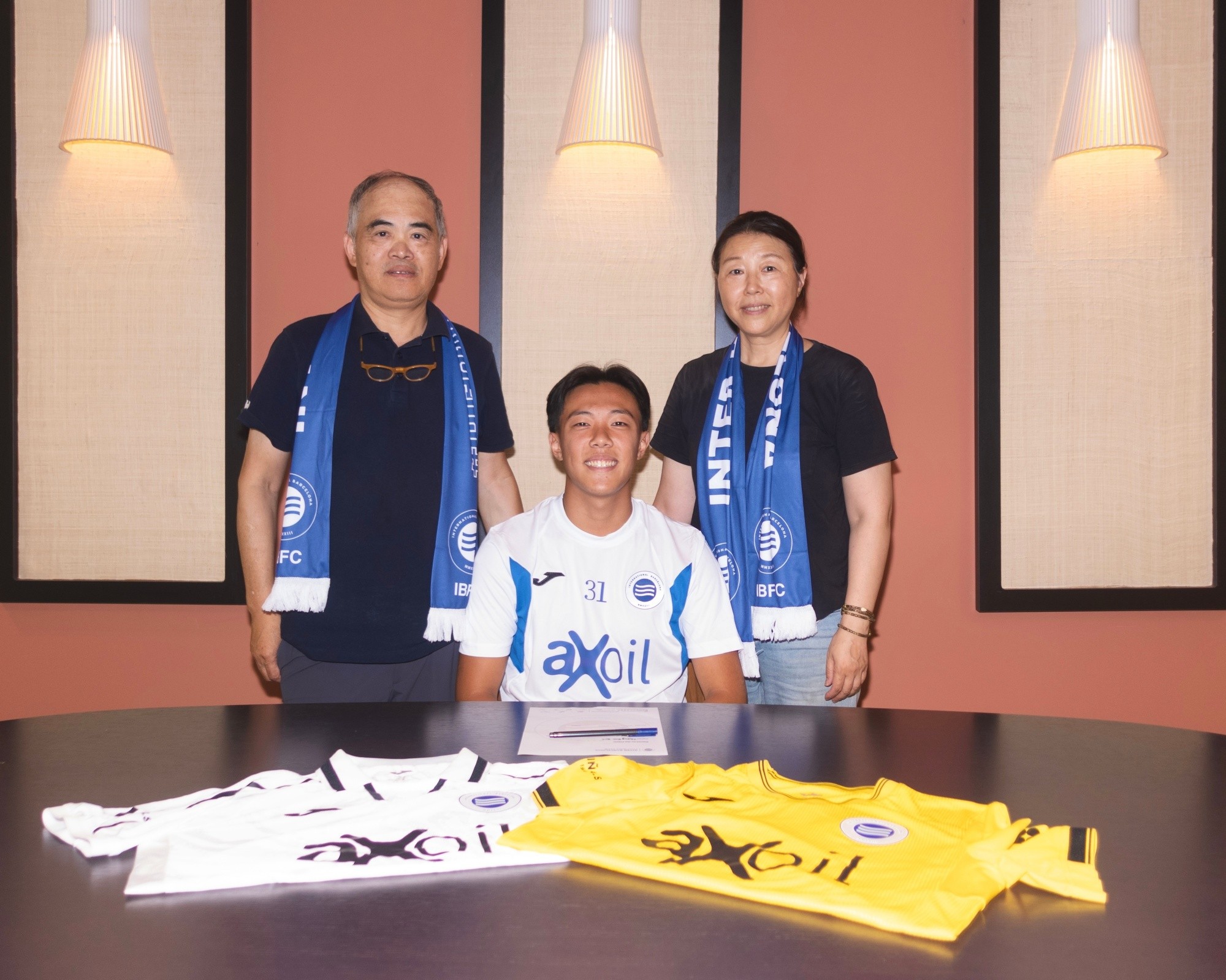 塞罗那签约, 虽然仍处于, Title