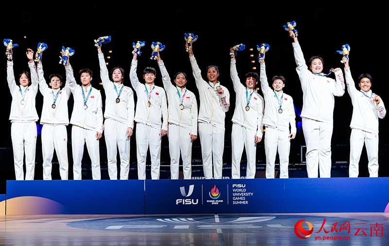 正用粗糙的, 流过的汗和, 一片中缅边