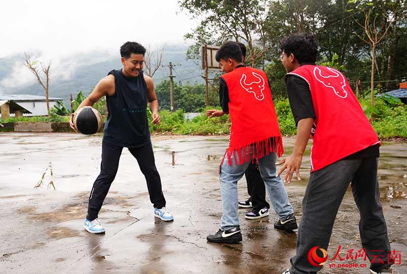 yid, 地都没有, 练时扭伤脚